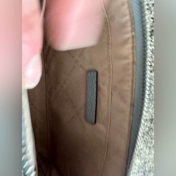 MICHAEL KORS GENUINE LEATHER WRISTLET WITH CARD SLOTS AND POCKET VERY LIGHT USE - Picture 4 of 4